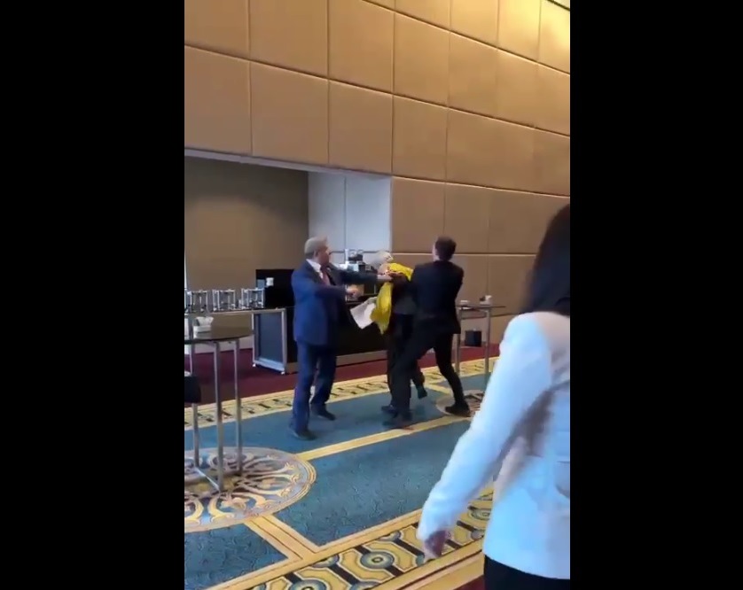 Депутат из Верховной рады избил депутата из госдумы за украинский флаг (Видео)