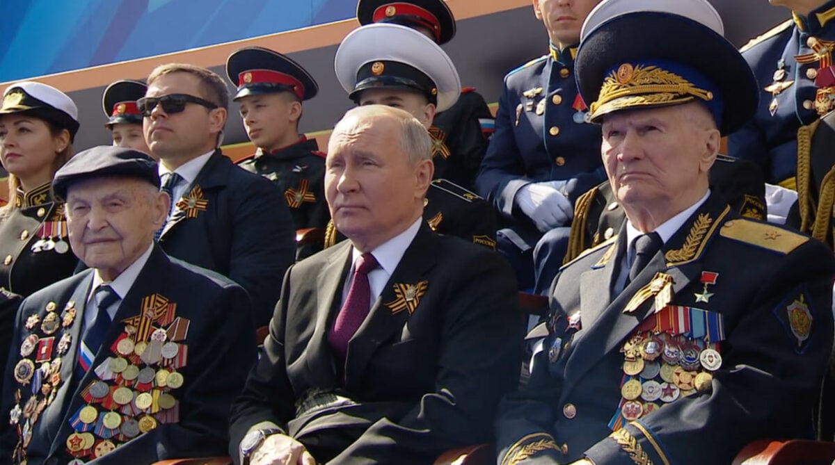 РосСМИ: На параде возле Путина сидели бывшие НКВДшники и КГБисты