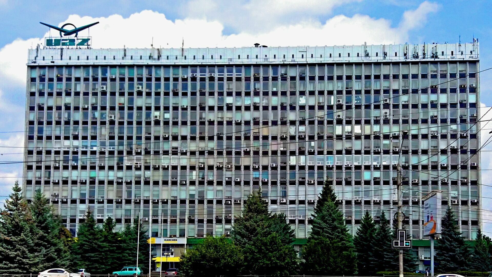 Работники российского завода УАЗ организовали митинг - требуют выплатить зарплату.