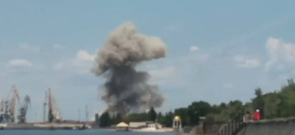 В порту оккупированного Бердянска прогремели взрывы — украинские защитники попали по позициям россиян (Видео)