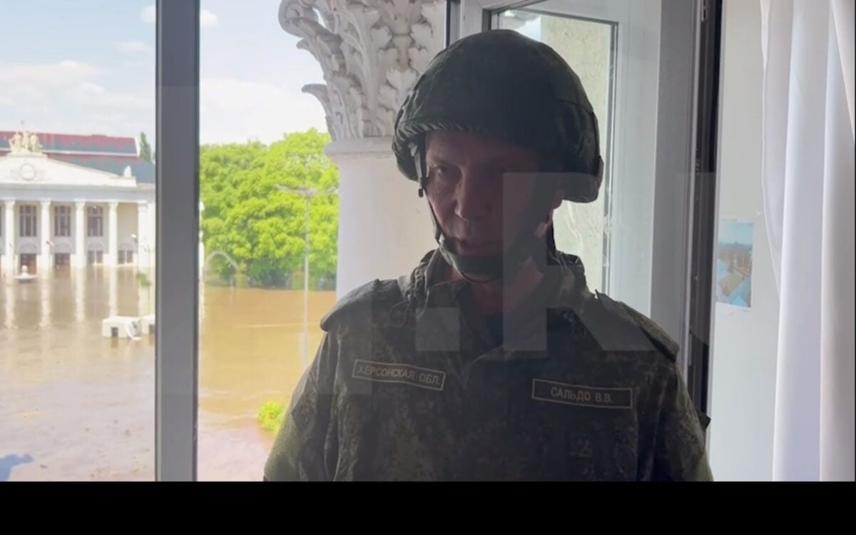 Гауляйтер Сальдо на фоне затопленной Новой Каховки: «Люди спокойно передвигаются по улицам»