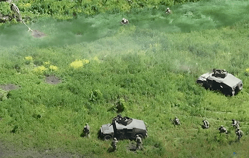 Залетели на "Хамви" в окопы: разведчики показали штурм враждебных позиций. ВИДЕО