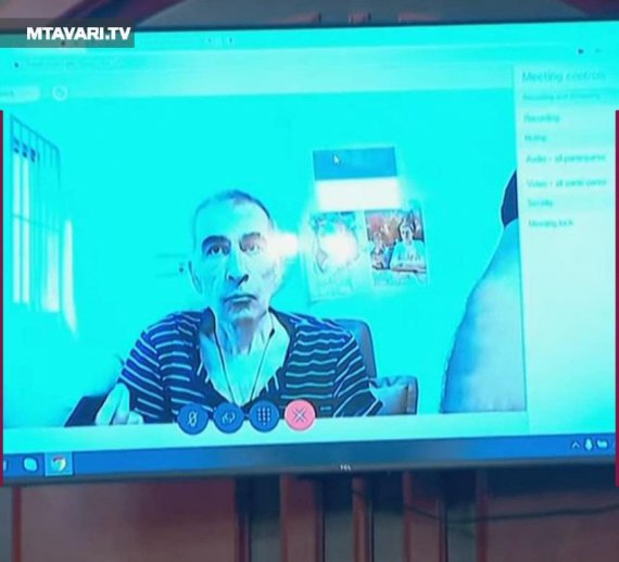 "Возможно, физически я слаб, но я очень силен внутри". Во время суда Саакашвили показал, как сильно похудел в неволе. Фото, видео