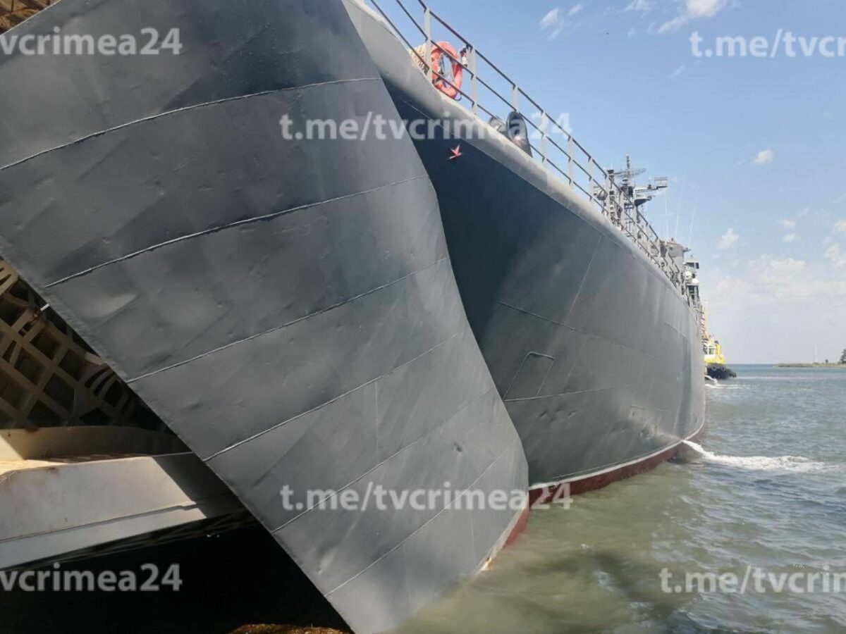 На случай ухудшения ситуации: Оккупанты перебросили в Крым большой десантный корабль для перевозки гражданских