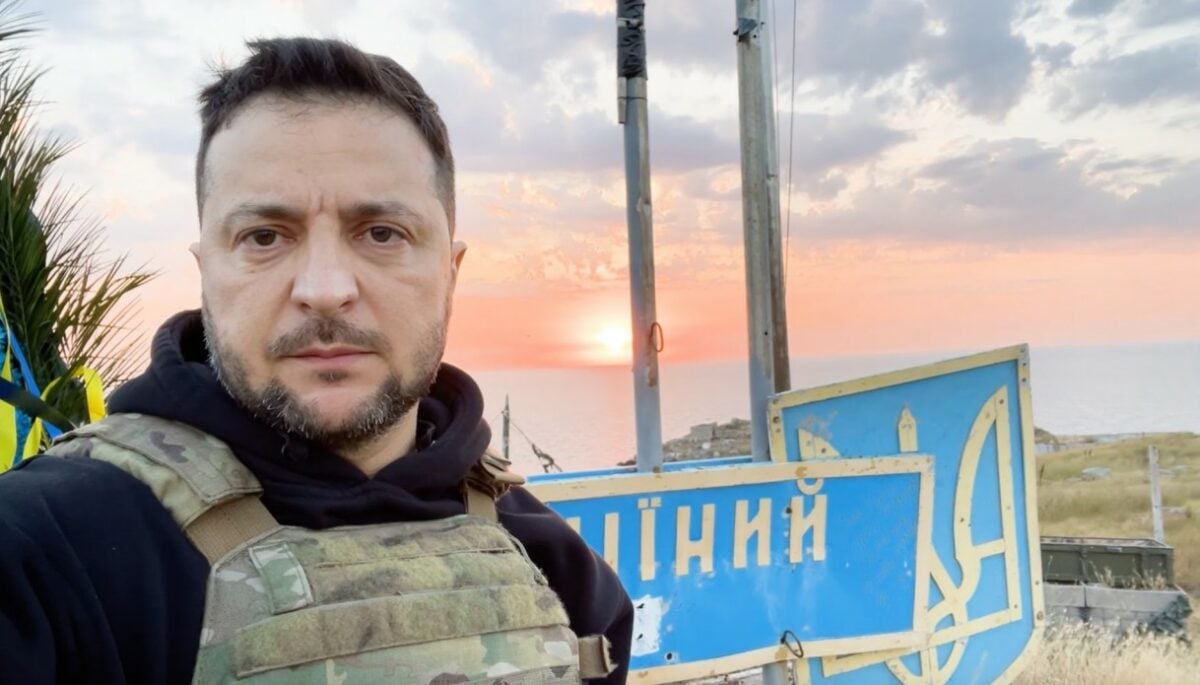 Зеленский побывал на острове Змеиный и записал на нем обращение к украинцам (Видео)