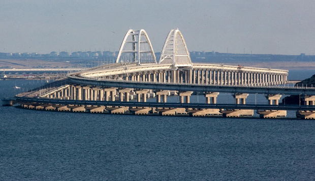 ⚡❗️ На Крымском мосту прогремели взрывы, есть разрушения и погибшие: движение перекрыли, люди в панике. Фото и видео