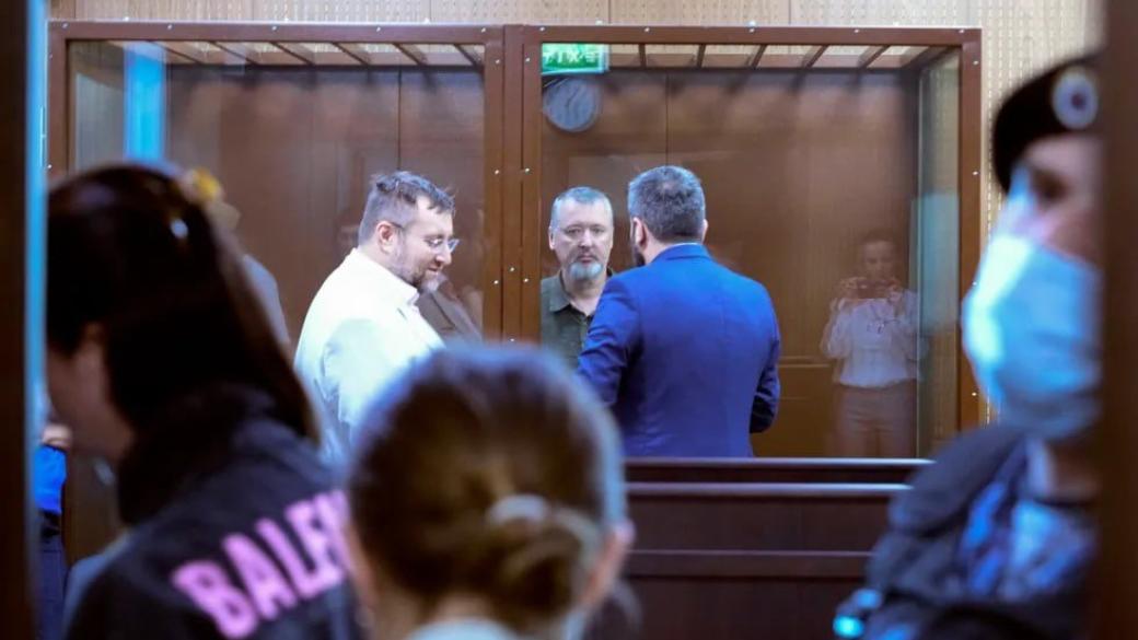 Гиркин на допросе вел себя тихо, выглядел подавленным и выразил готовность "смирить свой пыл"