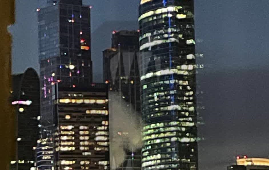 ⚡В центре Москве прозвучали взрывы: Один БПЛА попал в башню "Москвы-Сити" (Видео)