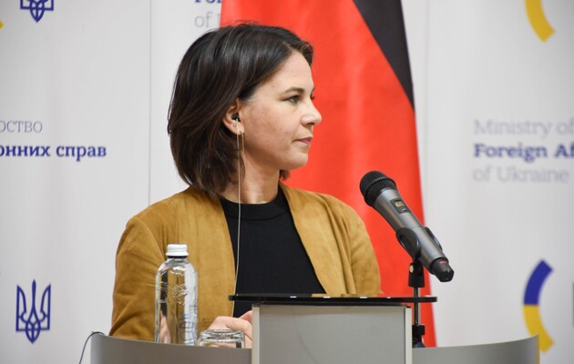 "Россия нарушила устав ООН": Украина имеет полное право наносить удары по российским объектам -  Бербок