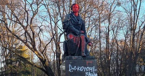 «Смешно думать, что снесением памятников Пушкину Украина приближает свою победу в войне…»