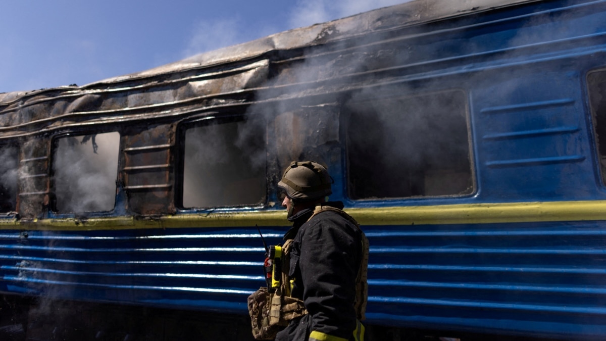 ❗️ Россияне расстреляли эвакуационный поезд на железнодорожном вокзале Херсона: погиб полицейский