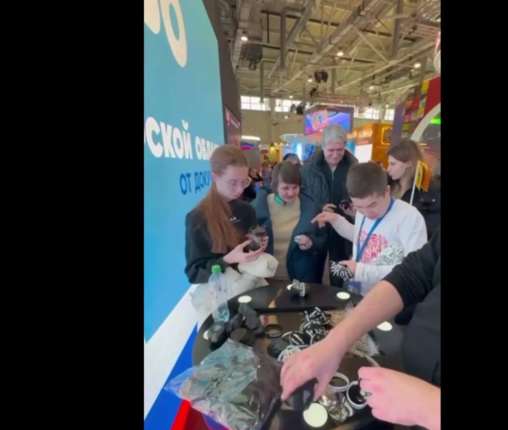 В сети показали, за какие подарки жители Донецка поддерживают Путина: "Это лучший президент"