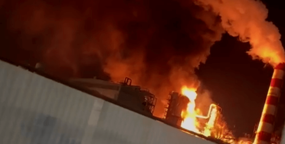 ⚡В российском Туапсе раздались взрывы: горит нефтеперерабатывающий завод. Фото и видео