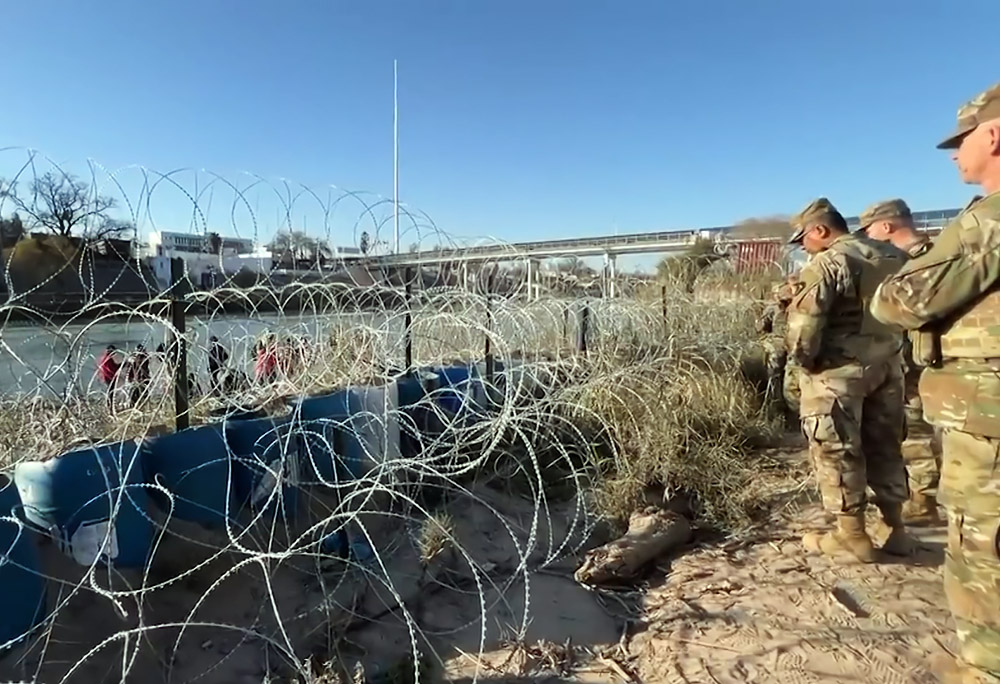 Техас пошел против власти США: Байден дал 24 часа, а Трамп будоражит американцев