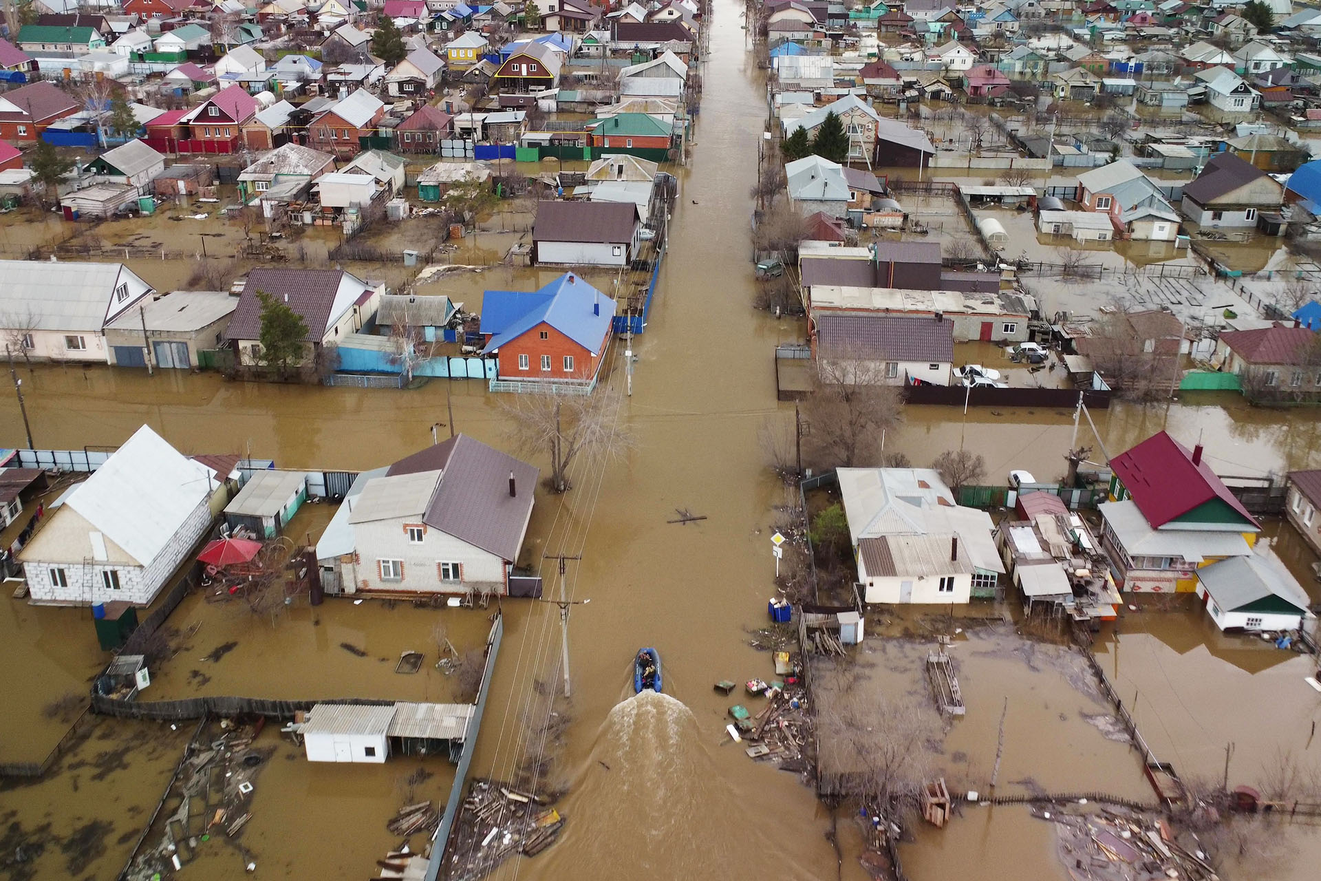 В российском Орске эвакуируют часть города из-за прорыва дамбы