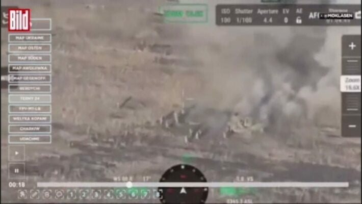 СМИ: У России кончается бронетехника, на одном танке умещают до 24 солдат