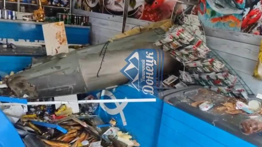 Российский самолет уронил авиабомбу на магазин в Енакиево
