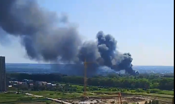 В российском Курске вспыхнул масштабный пожар, вероятно горит военная база — видео