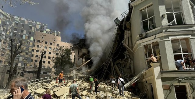 Прилеты один за другим: в сети опубликовали новое видео российского обстрела "Охматдета" в Киеве