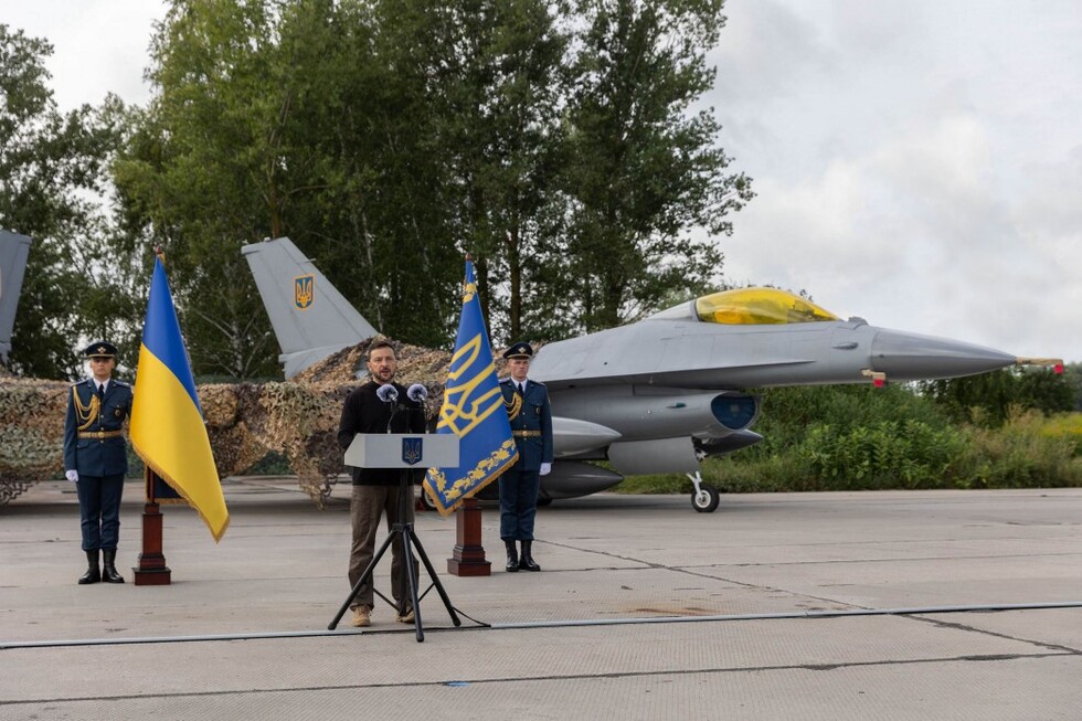 F-16 – в Украине: Зеленский показал первые истребители с системой раннего предупреждения о ракетном нападении (Видео)