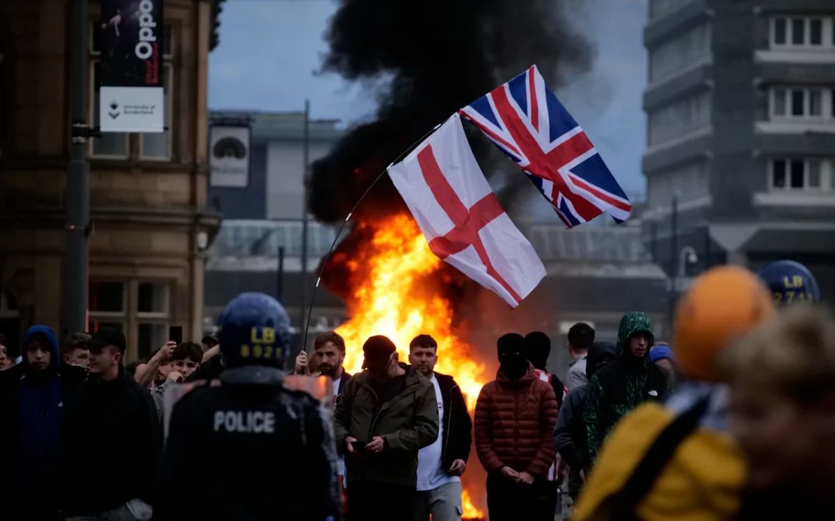 The Telegraph: Публикация связанного с РФ сайта фейковых новостей привела к антимигрантским погромам в Британии