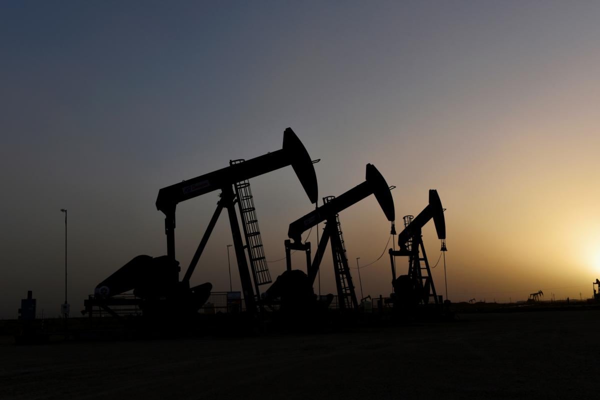 Цены на нефть обвалились до семимесячного минимума: эксперты назвали причины