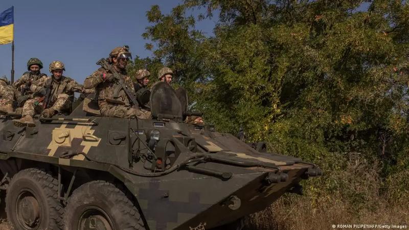 В РФ он попался за "косячок". Сказали: "Или в тюрьму, или на войну". И теперь я мотаю ему руки скотчем, а он спрашивает: "Когда можно позвонить маме?"