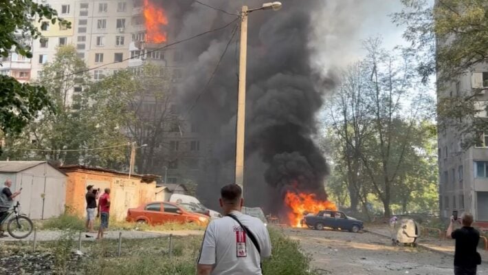 Рашисты ударили по 12-этажному дому в Харькове: есть жертвы и десятки раненых (Видео)