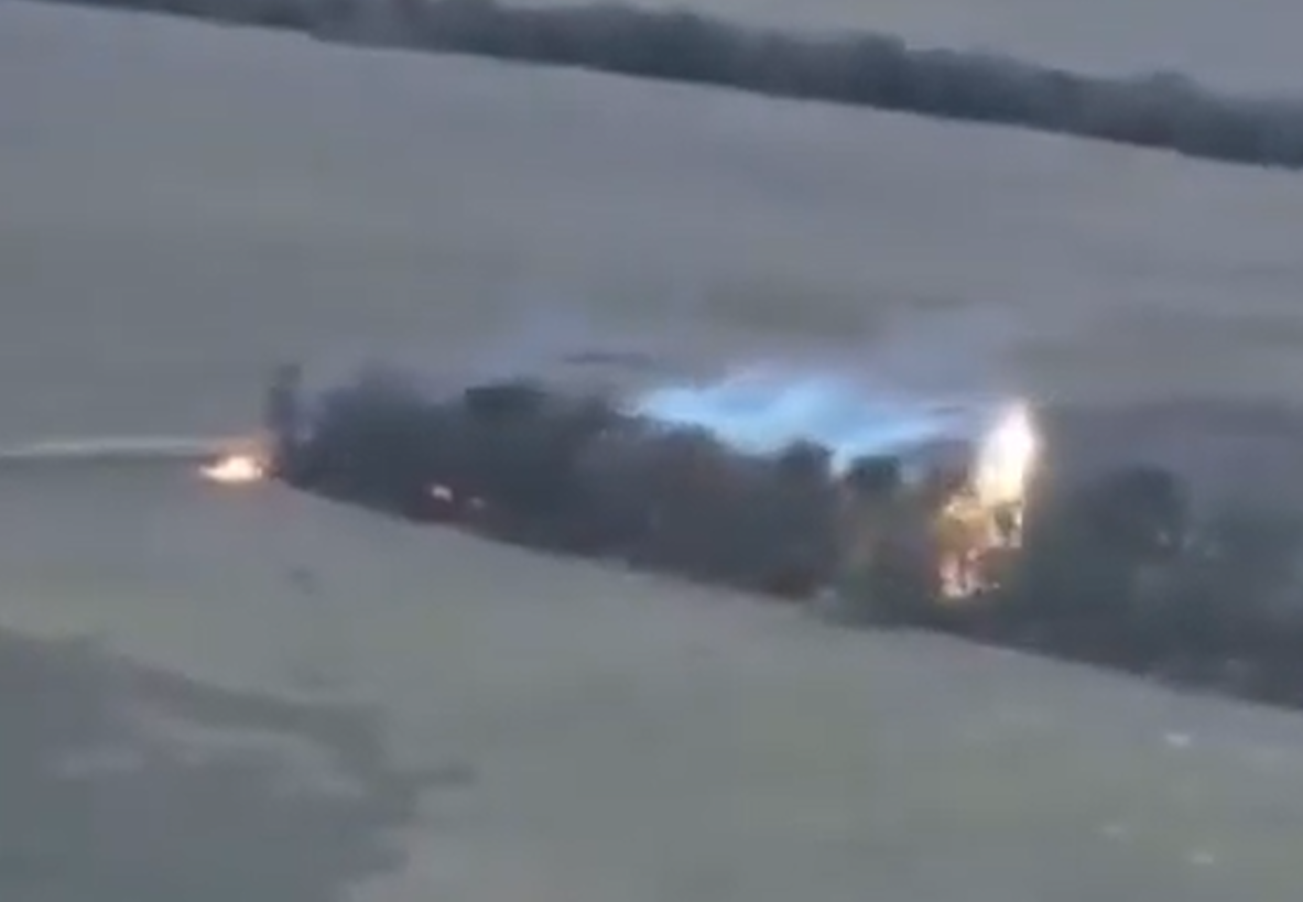 Видео с украинским дроном, выжигающим термитной смесью российские позиции, стало вирусным