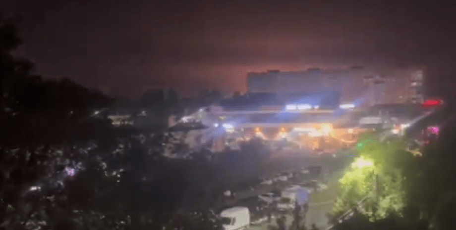 Была слышна стрельба и взрывы: дроны атаковали военный аэродром в Адыгее, возник пожар. Видео