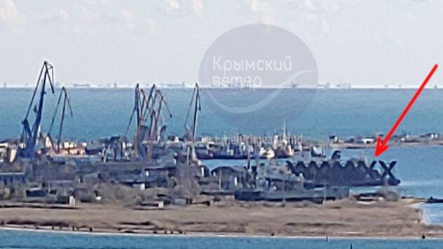 Россияне затапливают у Керченского моста противодроновые "ежи"