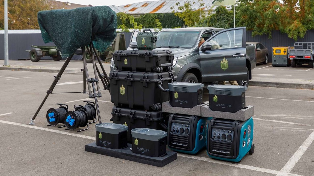 Порошенко передал военным комплекс "Ай-Петри СВ", который может обнаруживать и глушить сигналы вражеских дронов. Фото и видео