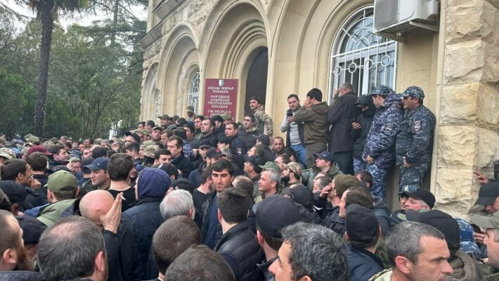 В непризнанной Абхазии вспыхнули антироссийские протесты (Видео)