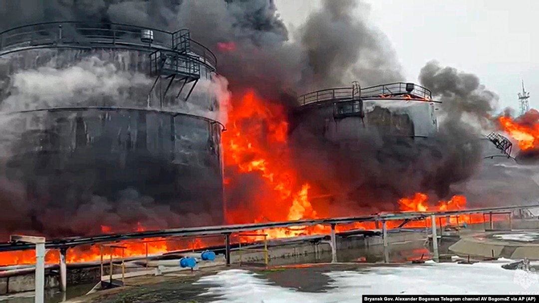 В Калуге разгорелся мощный пожар на НПЗ, а в Курске – громкие взрывы. Видео