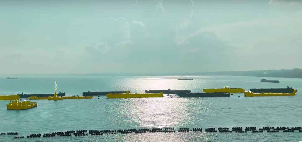 С линии защиты Крымского моста исчезла почти половина барж