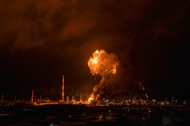 Движуха в Уфе в районе НПЗ: россияне пожаловались на шум дронов и "толчки". Видео