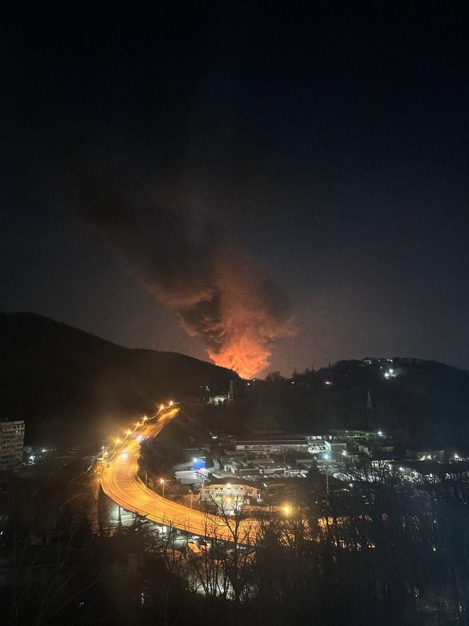 В Краснодарском крае РФ прогремели взрывы: в районе НПЗ разгорелся сильный пожар. Фото и видео