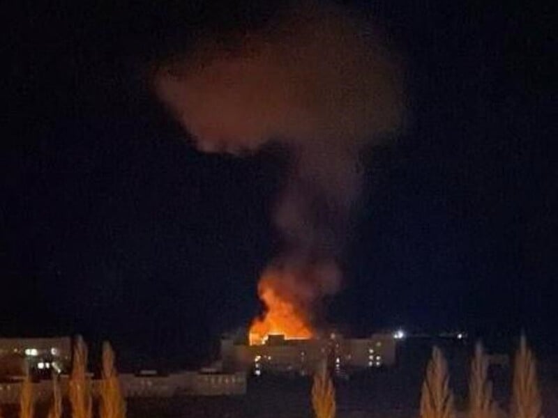 После переговоров Трампа с Путиным РФ атаковала Украину. В Киеве работает ПВО, Зеленский сообщил о попадании в больницу в Сумах