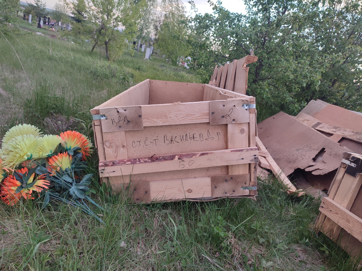 В российском Челябинске на свалке нашли цинковые гробы с телами участников "СВО", ликвидированных в Украине. Видео