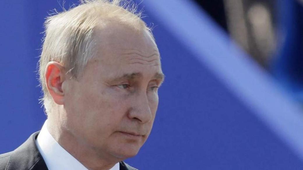 Моль поселилась в Кремле и стала сжирать все вокруг
