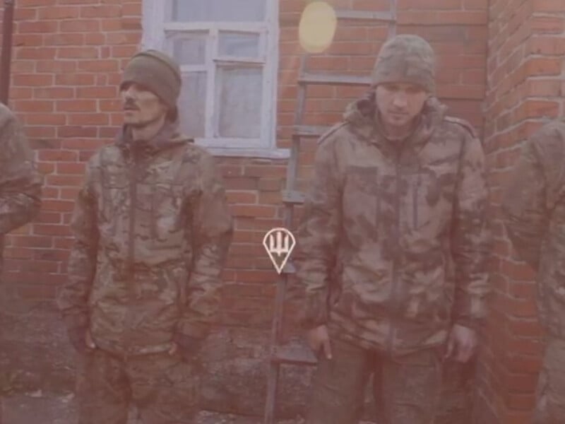 Украинские десантники взяли в плен российских военных в Курской области. Видео