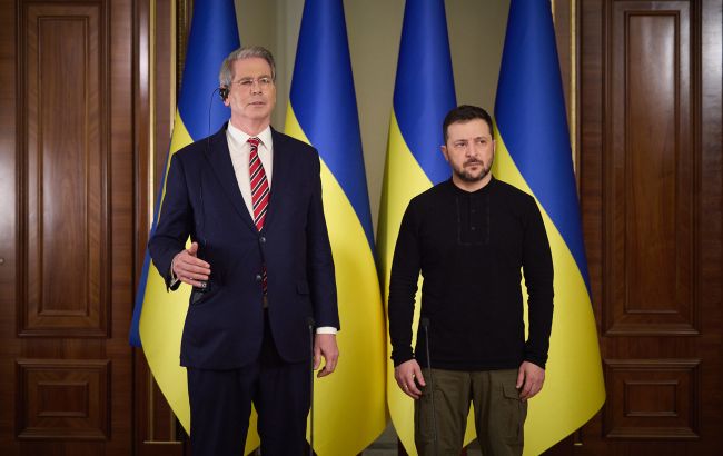 "Прекратите стучать пальцем". Зеленский ответил на критику Бессента по сделке о недрах