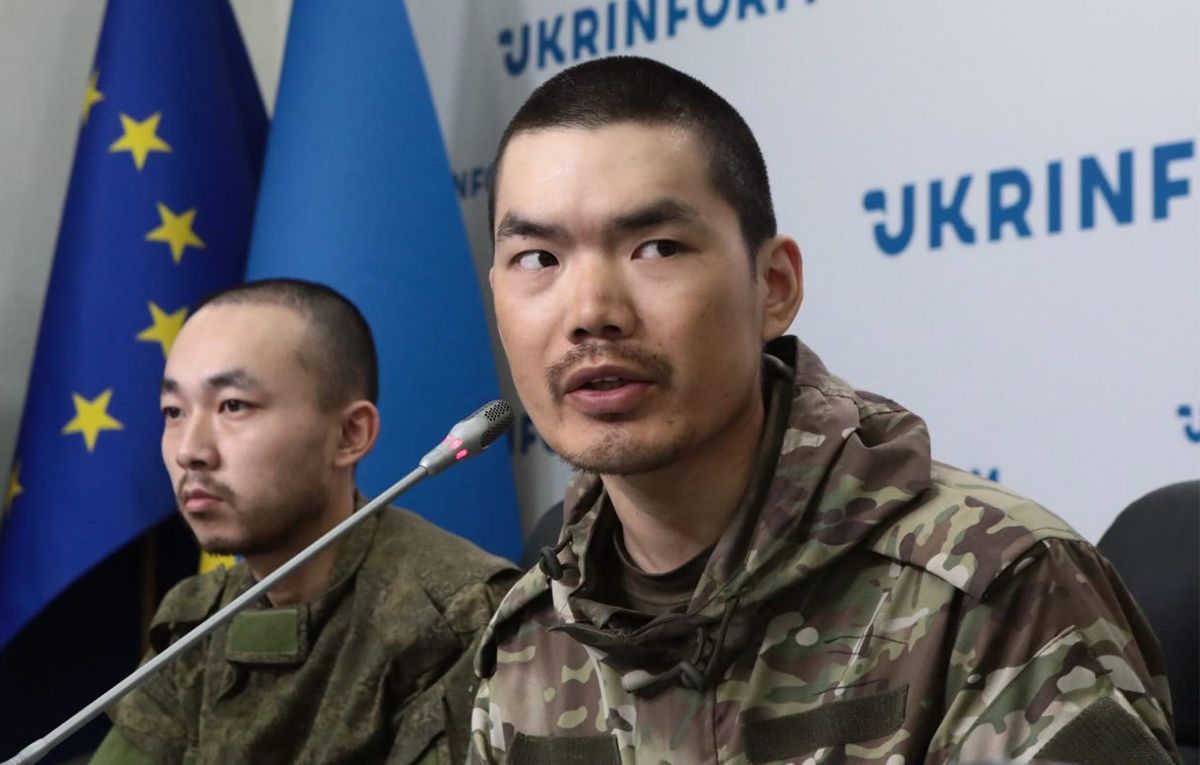 "Хотим вернуться на Родину": пленные китайцы впервые пообщались с прессой. Фото и видео