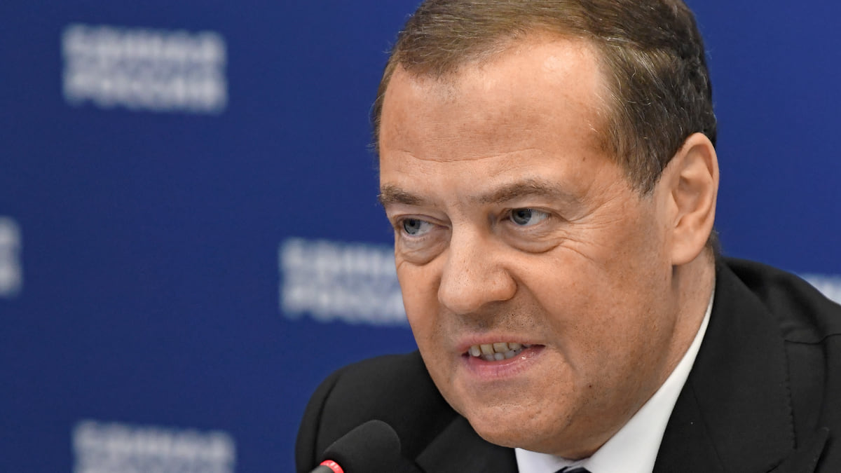 Зеленский предупредил, что Украина не может гарантировать безопасность в Москве 9 мая. Медведев и Захарова разозлились