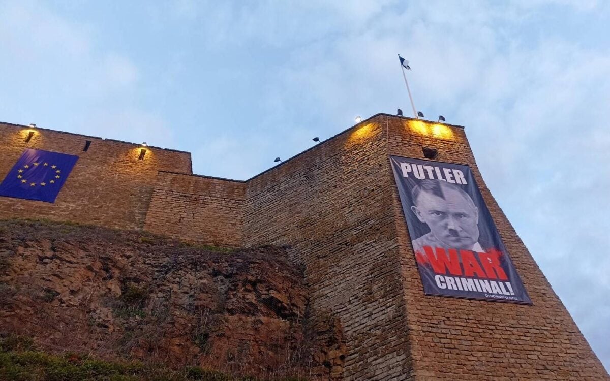 В Нарве на границе с Россией вывесили плакат с Путиным в образе Гитлера
