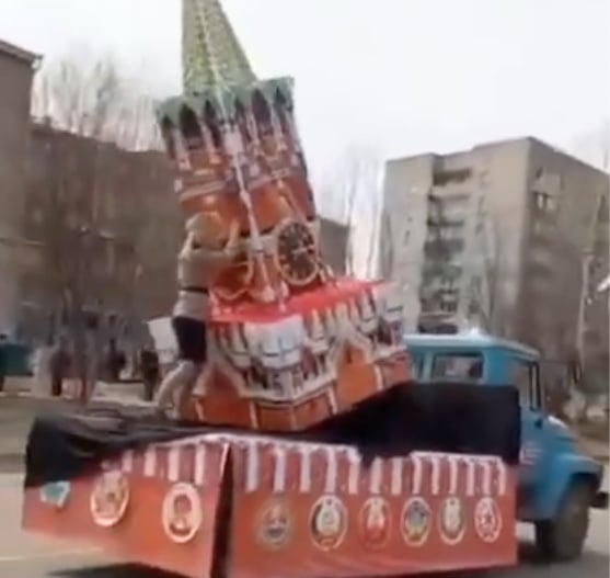 На россии во время парада с автомобильной платформы упала «главная башня Кремля»