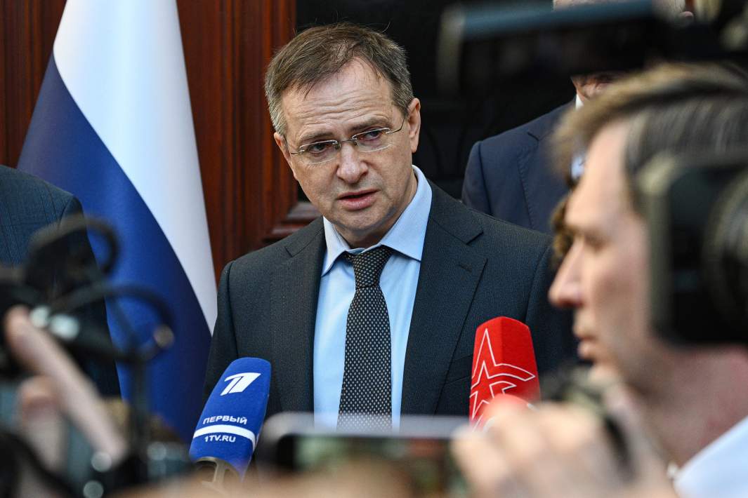 «Мы готовы воевать вечно»: зачем Путин вырядил придворных клоунов на переговоры