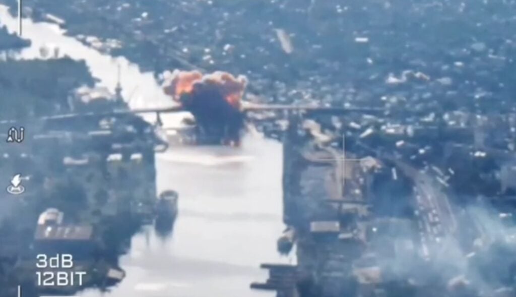 Оккупанты поразили авиабомбами автомобильный мост в Корабельном районе Херсона (Видео)