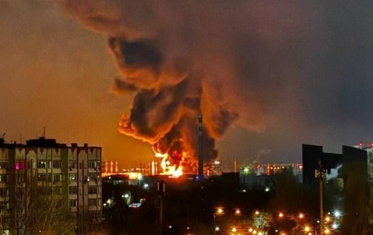 ⚡Дроны атаковали Саратов: прозвучали мощные взрывы - НПЗ в огне (Видео)