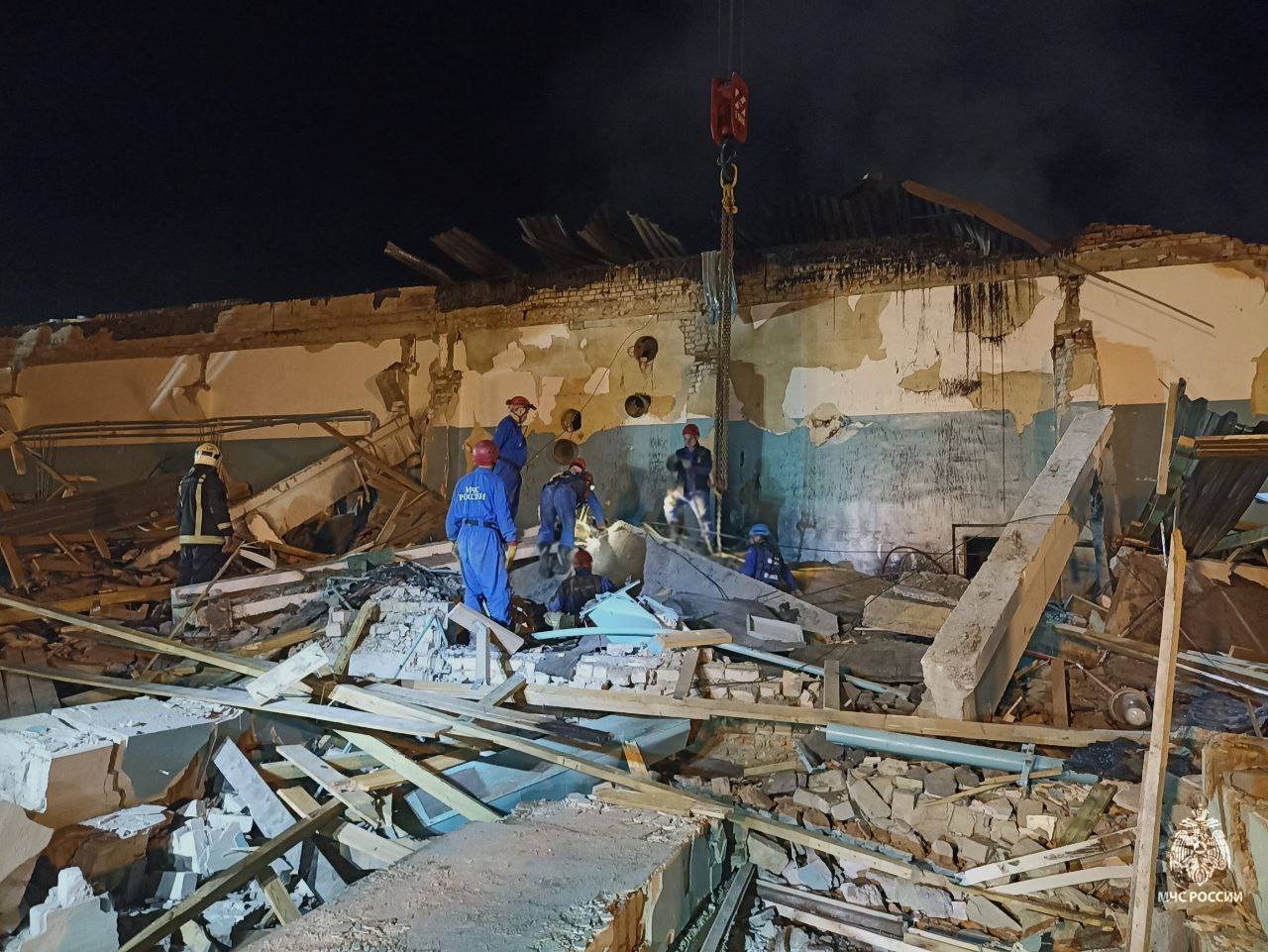 В результате взрыва и пожара на заводе "Эластик" в Рязанской области РФ уничтожены склады со снарядами